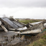 Un puente derruido sobre el río Trubizh en Ucrania