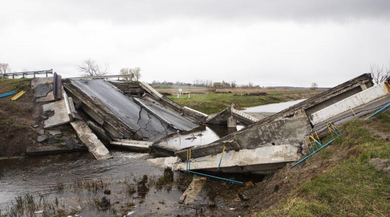 Un puente derruido sobre el río Trubizh en Ucrania
